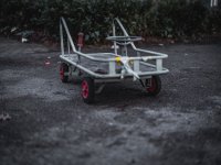 Deze bolderkar tilt je hele stranduitrusting in één rit