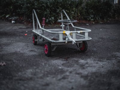 Deze bolderkar tilt je hele stranduitrusting in één rit