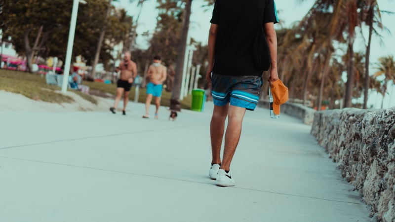 Mannen dragen hun shorts deze zomer een stuk langer